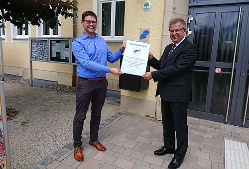 Andreas Kätzel von der HWK Oberfranken übergibt dem Zweckverbandsvorsitzenden Martin Dannhäußer die Urkunde für 10 Jahre QuB